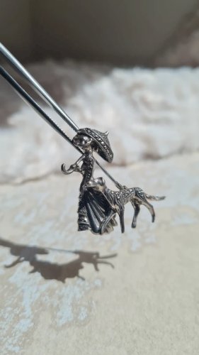 Broche vintage en argent et marcassites Demoiselle et son chien