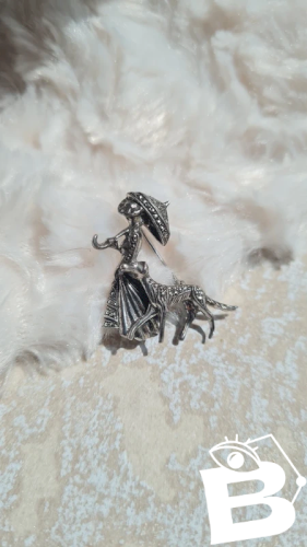 Broche vintage en argent et marcassites Demoiselle et son chien