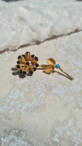 Broche vintage fleur avec des strass fabriquée en Autriche
