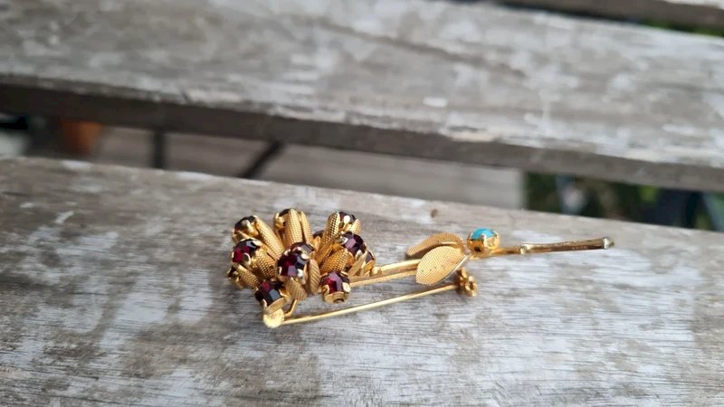 Broche vintage fleur avec des strass fabriquée en Autriche