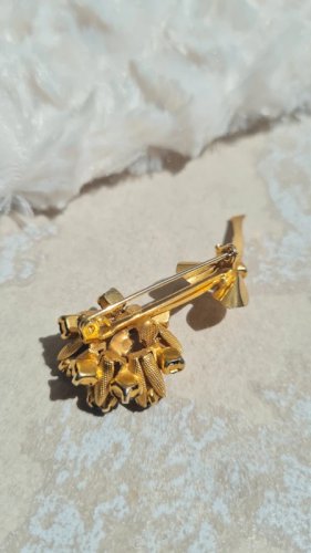 Broche vintage fleur avec des strass fabriquée en Autriche