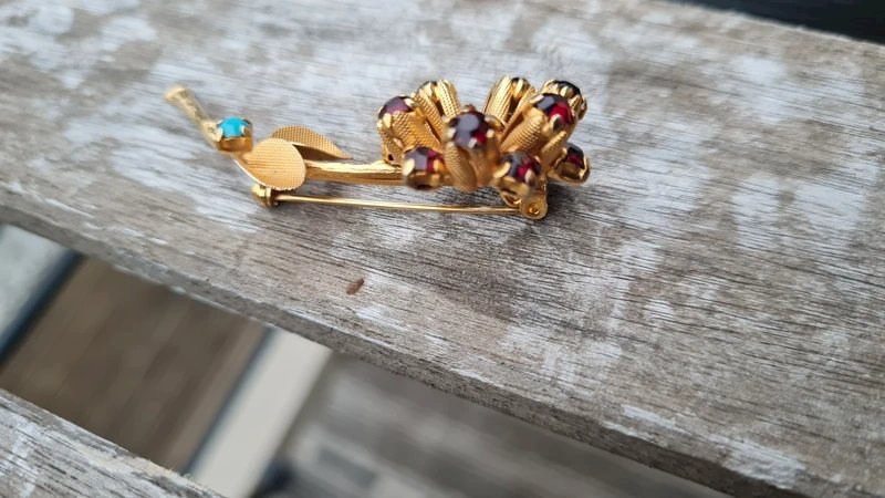 Broche vintage fleur avec des strass fabriquée en Autriche