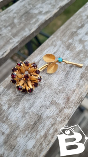 Broche vintage fleur avec des strass fabriquée en Autriche