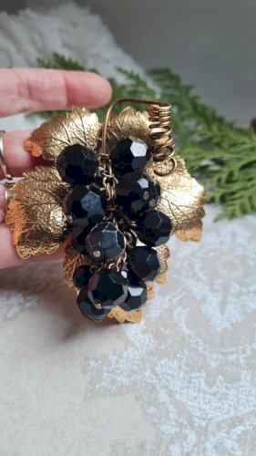 Broche vintage oversize feuille de vigne doré et raisin noir vintage