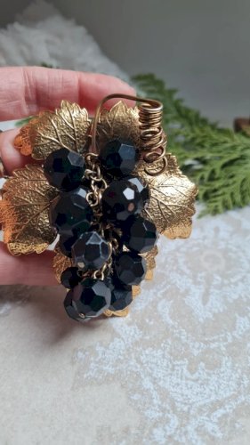 Broche vintage oversize feuille de vigne doré et raisin noir vintage