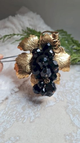 Broche vintage oversize feuille de vigne doré et raisin noir vintage