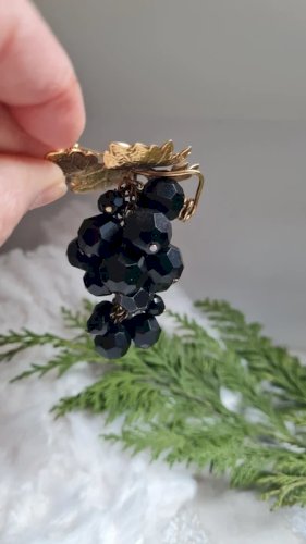 Broche vintage oversize feuille de vigne doré et raisin noir vintage