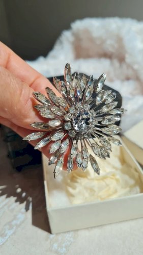 Broche vintage oversize vendue dans sa boite