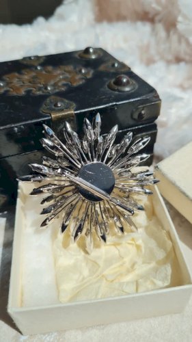 Broche vintage oversize vendue dans sa boite