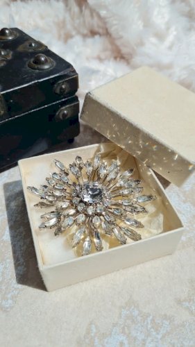 Broche vintage oversize vendue dans sa boite
