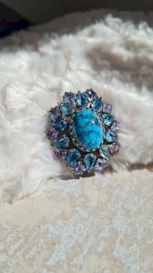 Broche vintage strass violets et bleus et fausse pierre turquoise