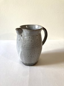 Broc/pichet en grès émaillé bleu-gris clair