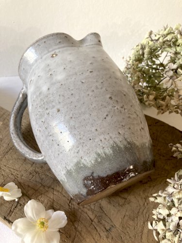 Broc/pichet en grès émaillé bleu-gris clair