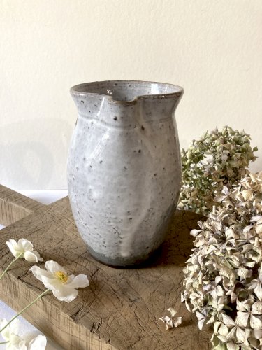 Broc/pichet en grès émaillé bleu-gris clair