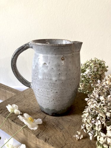 Broc/pichet en grès émaillé bleu-gris clair