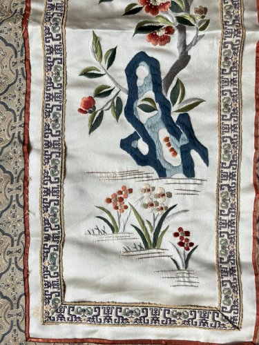 broderie chinoise sur soie decor de fleurs et oiseau branché 58,5x26 cm