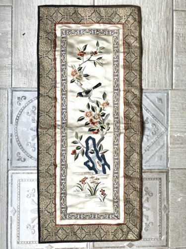 broderie chinoise sur soie decor de fleurs et oiseau branché 58,5x26 cm