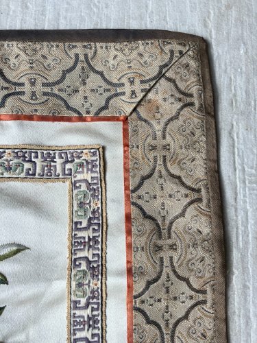 broderie chinoise sur soie decor de fleurs et oiseau branché 58,5x26 cm