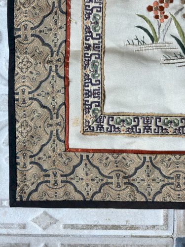 broderie chinoise sur soie decor de fleurs et oiseau branché 58,5x26 cm