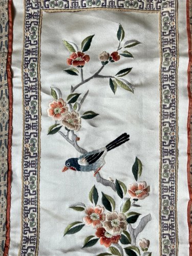 broderie chinoise sur soie decor de fleurs et oiseau branché 58,5x26 cm