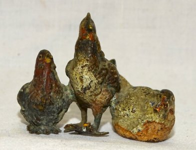 -BRONZE DE VIENNE 3 POULES PEINTES SIGNATURE COLLECTION OBJETS DE VITRINE déco D