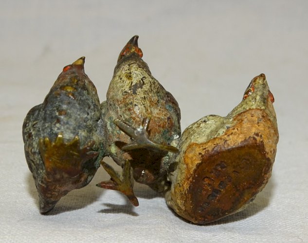 -BRONZE DE VIENNE 3 POULES PEINTES SIGNATURE COLLECTION OBJETS DE VITRINE déco D