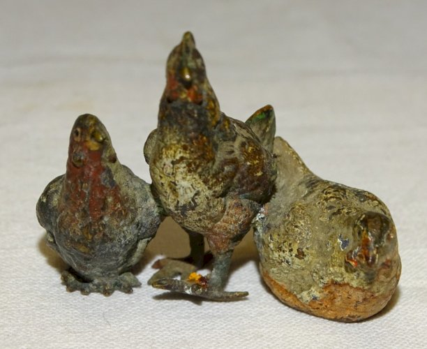 -BRONZE DE VIENNE 3 POULES PEINTES SIGNATURE COLLECTION OBJETS DE VITRINE déco D
