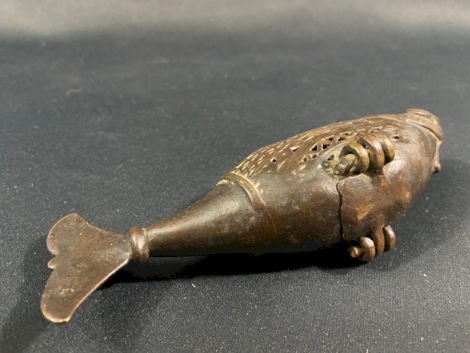 Brûle-parfum boîte à parfum forme de poisson en bronze Inde du Nord début XXe