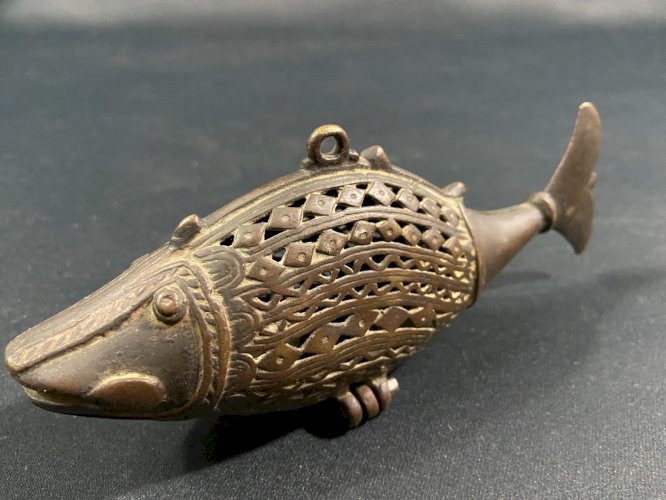 Brûle-parfum boîte à parfum forme de poisson en bronze Inde du Nord début XXe