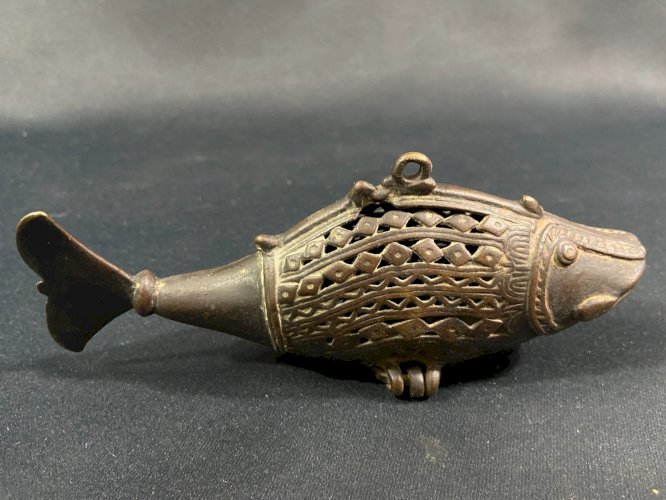 Brûle-parfum boîte à parfum forme de poisson en bronze Inde du Nord début XXe