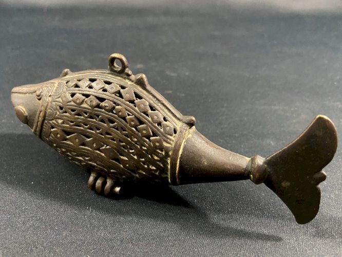 Brûle-parfum boîte à parfum forme de poisson en bronze Inde du Nord début XXe