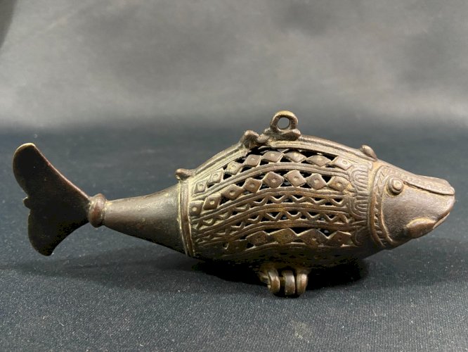 Brûle-parfum boîte à parfum forme de poisson en bronze Inde du Nord début XXe