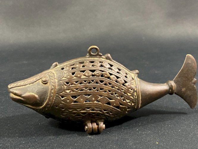 Brûle-parfum boîte à parfum forme de poisson en bronze Inde du Nord début XXe