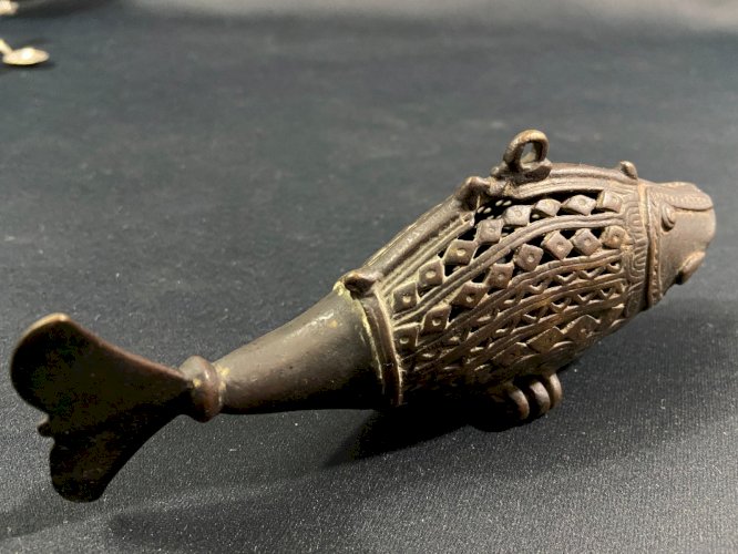 Brûle-parfum boîte à parfum forme de poisson en bronze Inde du Nord début XXe
