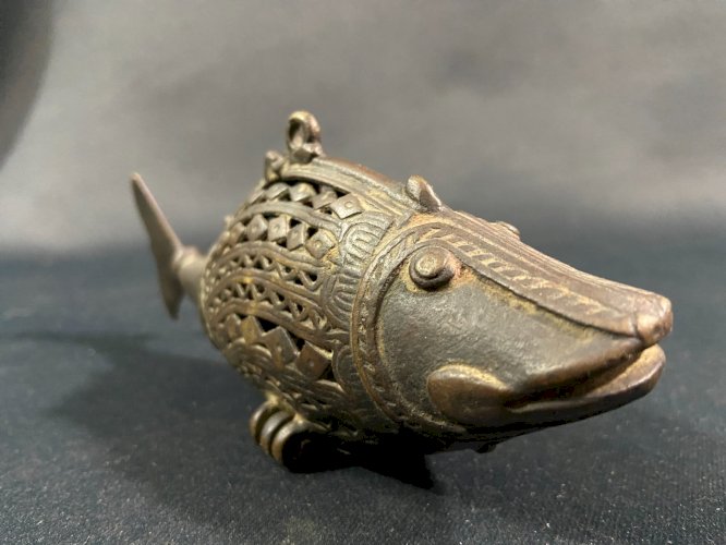 Brûle-parfum boîte à parfum forme de poisson en bronze Inde du Nord début XXe
