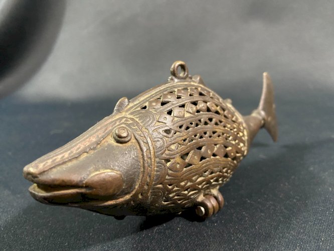 Brûle-parfum boîte à parfum forme de poisson en bronze Inde du Nord début XXe
