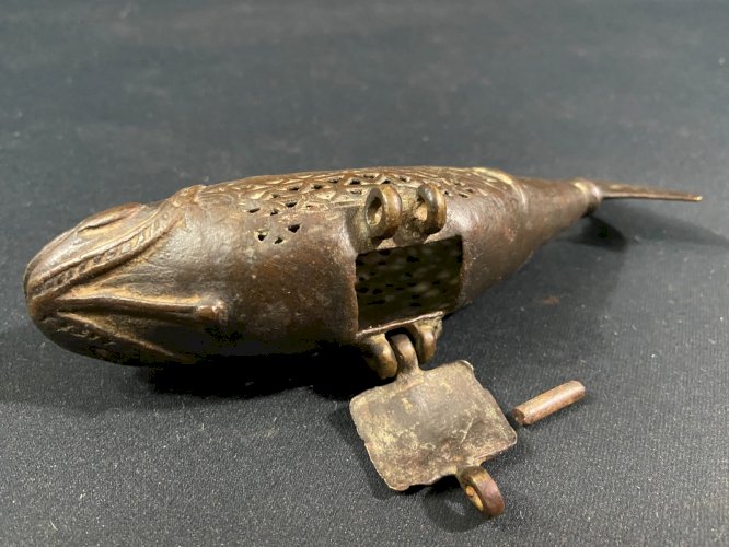 Brûle-parfum boîte à parfum forme de poisson en bronze Inde du Nord début XXe