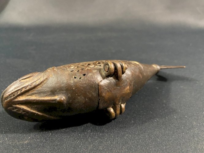 Brûle-parfum boîte à parfum forme de poisson en bronze Inde du Nord début XXe