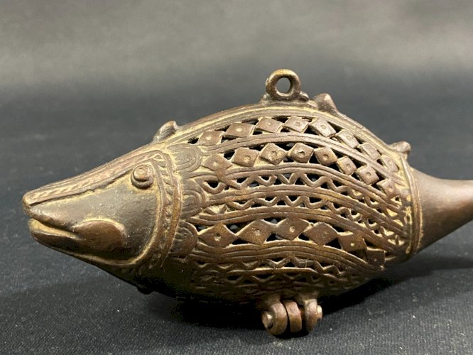 Brûle-parfum boîte à parfum forme de poisson en bronze Inde du Nord début XXe
