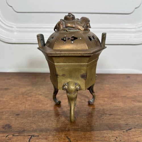 Brûle-parfum en bronze Chine ou Indochine fin XIXe pied tripode M3947