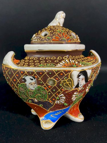 Brûle parfum en porcelaine Satsuma Japon à décor émaillé aux divinités