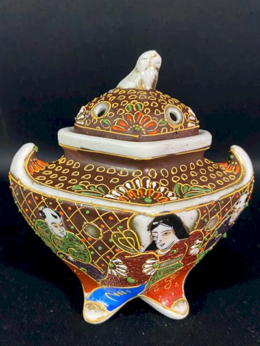 Brûle parfum en porcelaine Satsuma Japon à décor émaillé aux divinités