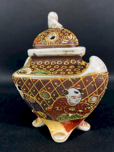 Brûle parfum en porcelaine Satsuma Japon à décor émaillé aux divinités