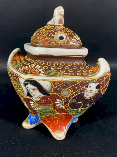 Brûle parfum en porcelaine Satsuma Japon à décor émaillé aux divinités