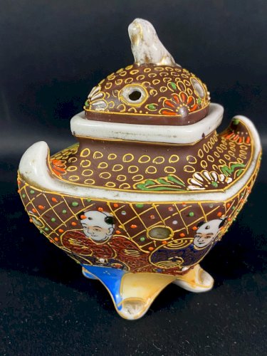 Brûle parfum en porcelaine Satsuma Japon à décor émaillé aux divinités