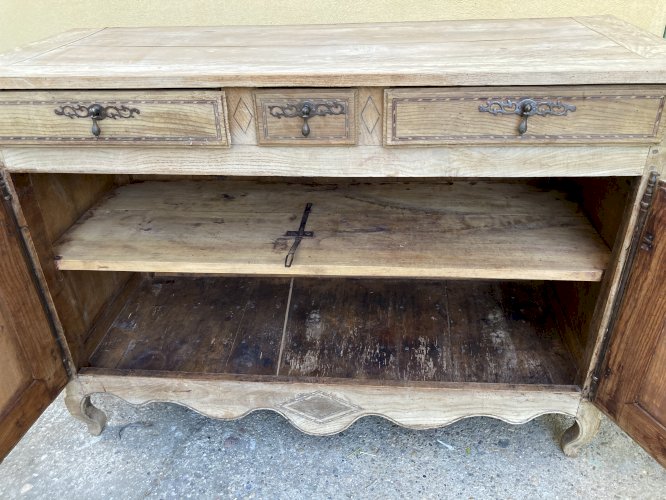 Buffet ancien en orme - Deux portes trois tiroirs - aspect brut 