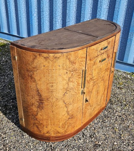 Buffet Art Déco galbé en loupe de noyer