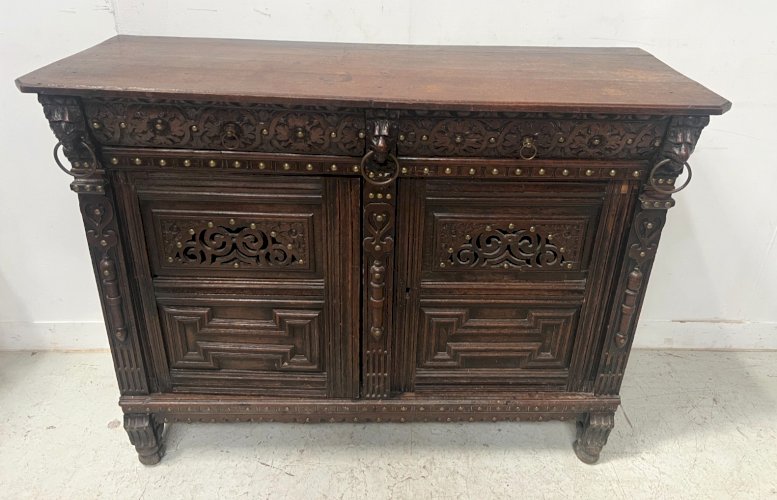 Buffet de style renaissance en chene massif XVIII siècle