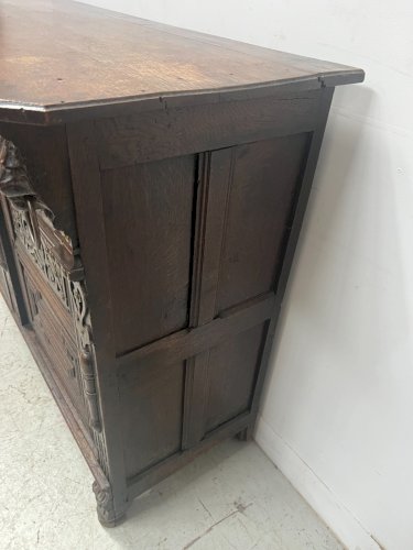 Buffet de style renaissance en chene massif XVIII siècle