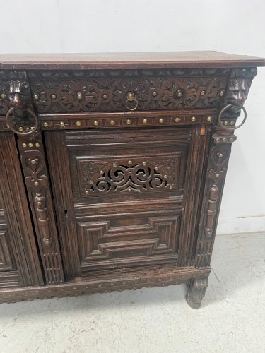 Buffet de style renaissance en chene massif XVIII siècle